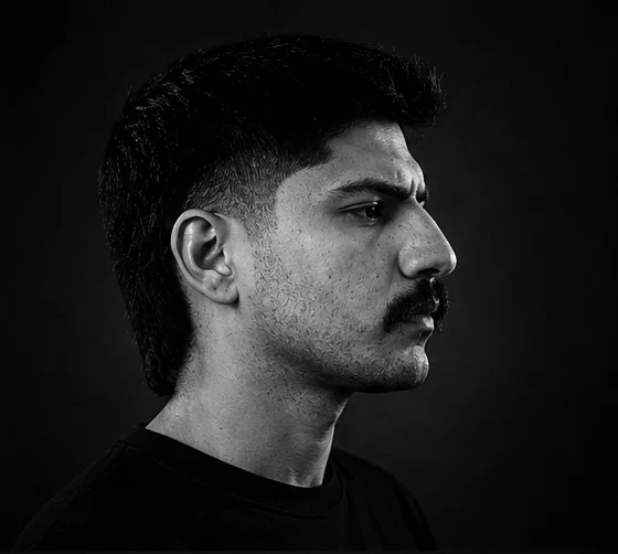 AESHROUSH de perfil en blanco y negro
