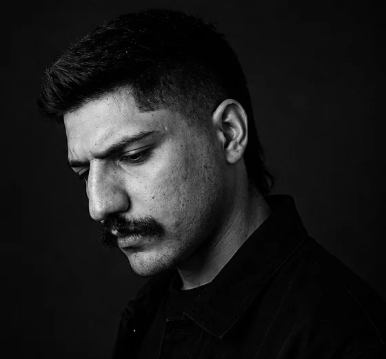 Retrato en blanco y negro de AESHROUSH mirando hacia abajo